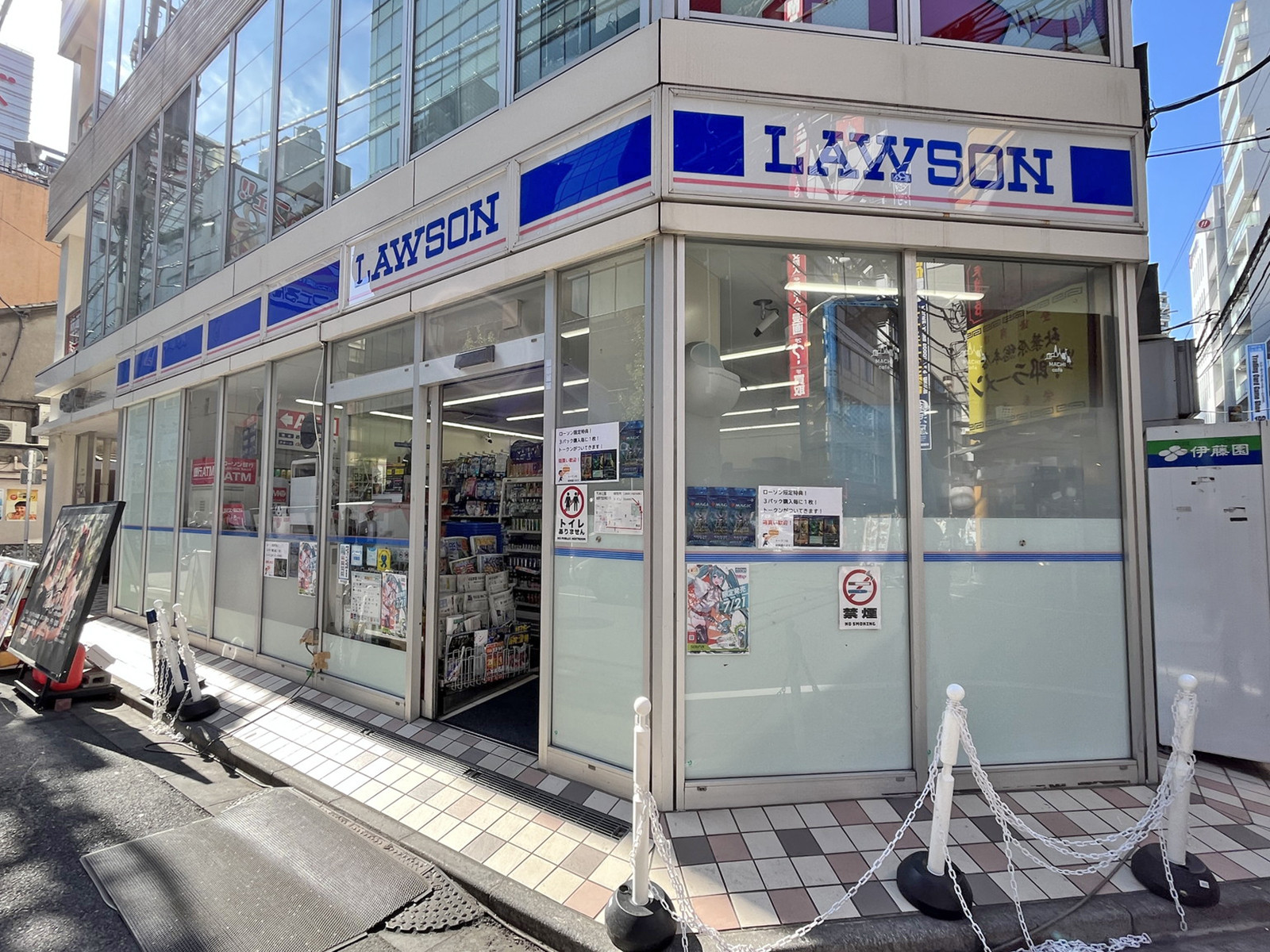 徒歩2分のローソン外神田三丁目店