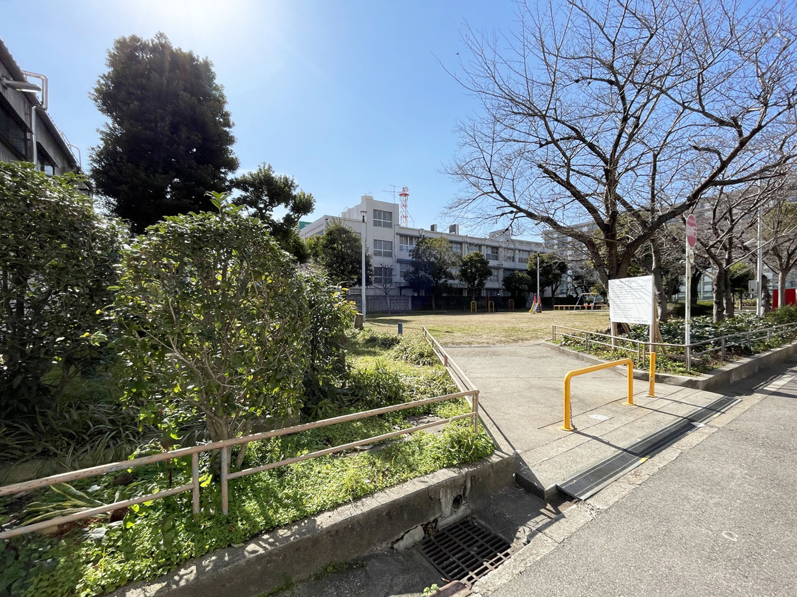向かいの本庄小公園
