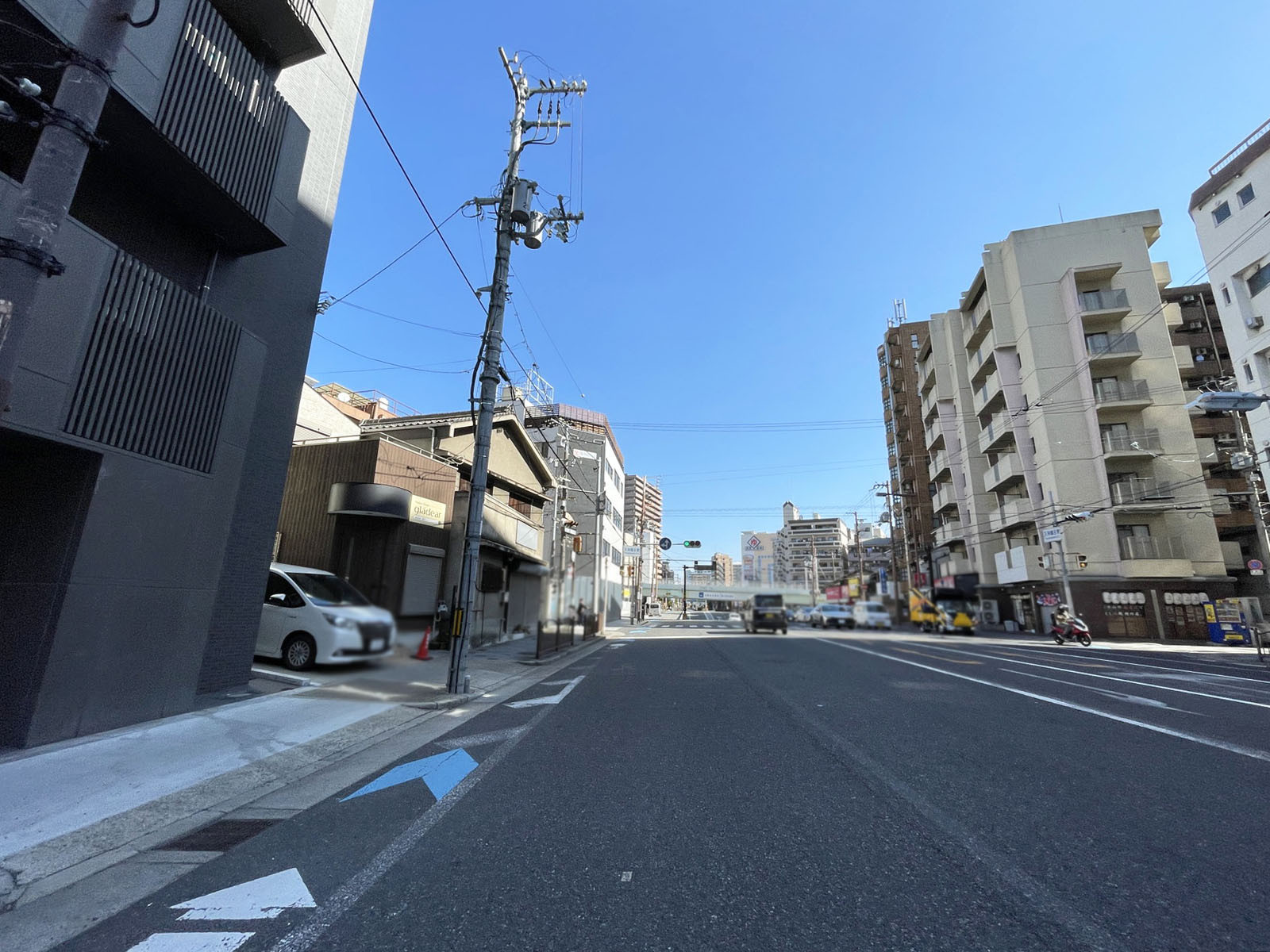 天八フロントビル前面の通り