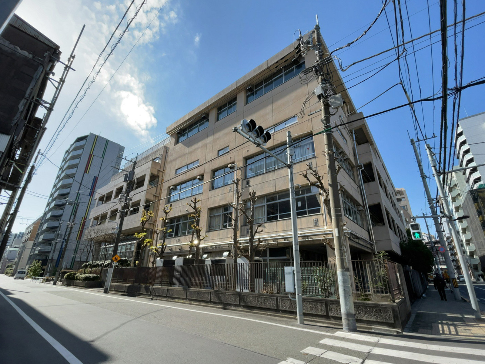 近くの台東区立駒形中学校