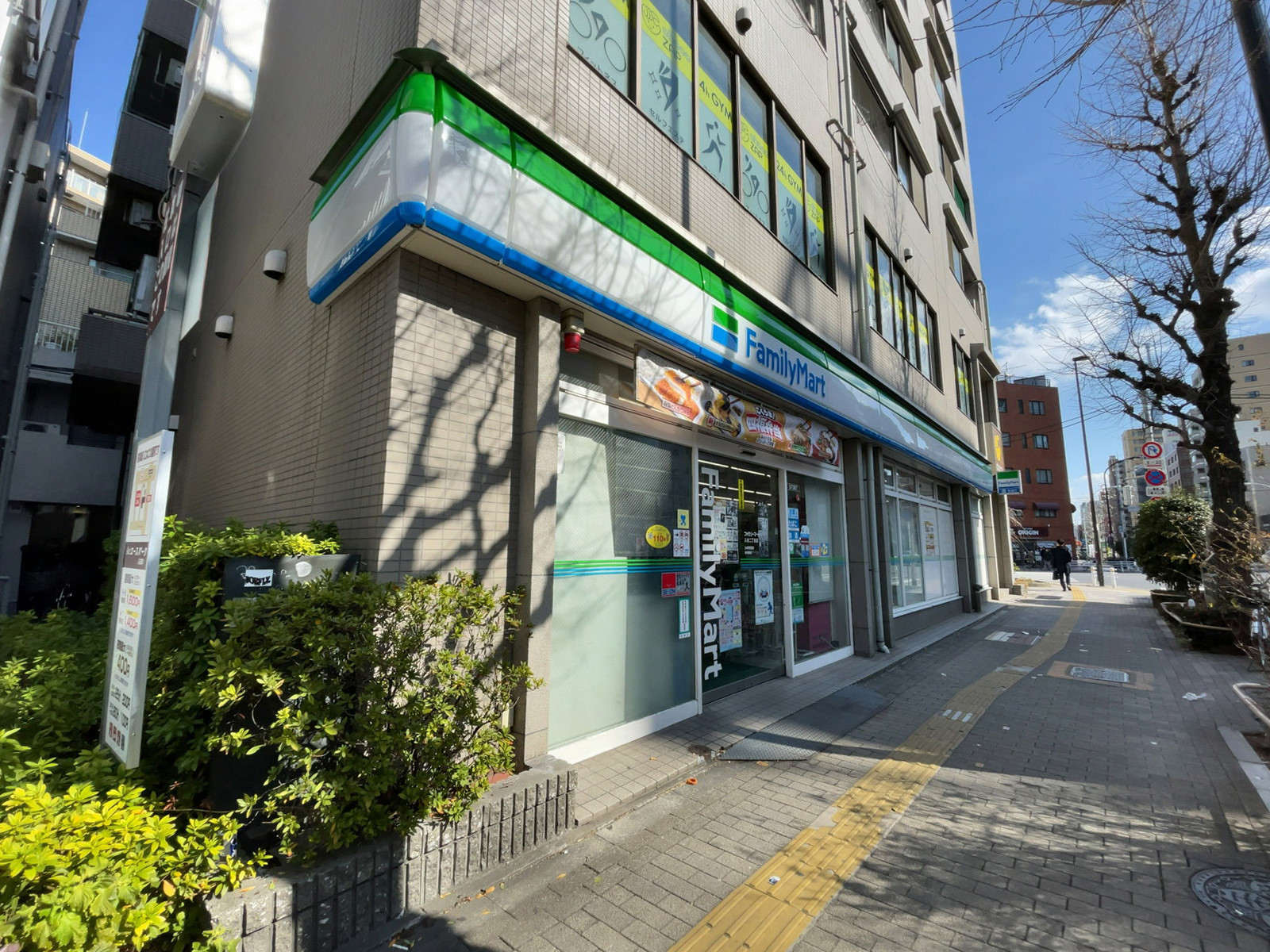 徒歩3分のファミリーマート 入谷二丁目店