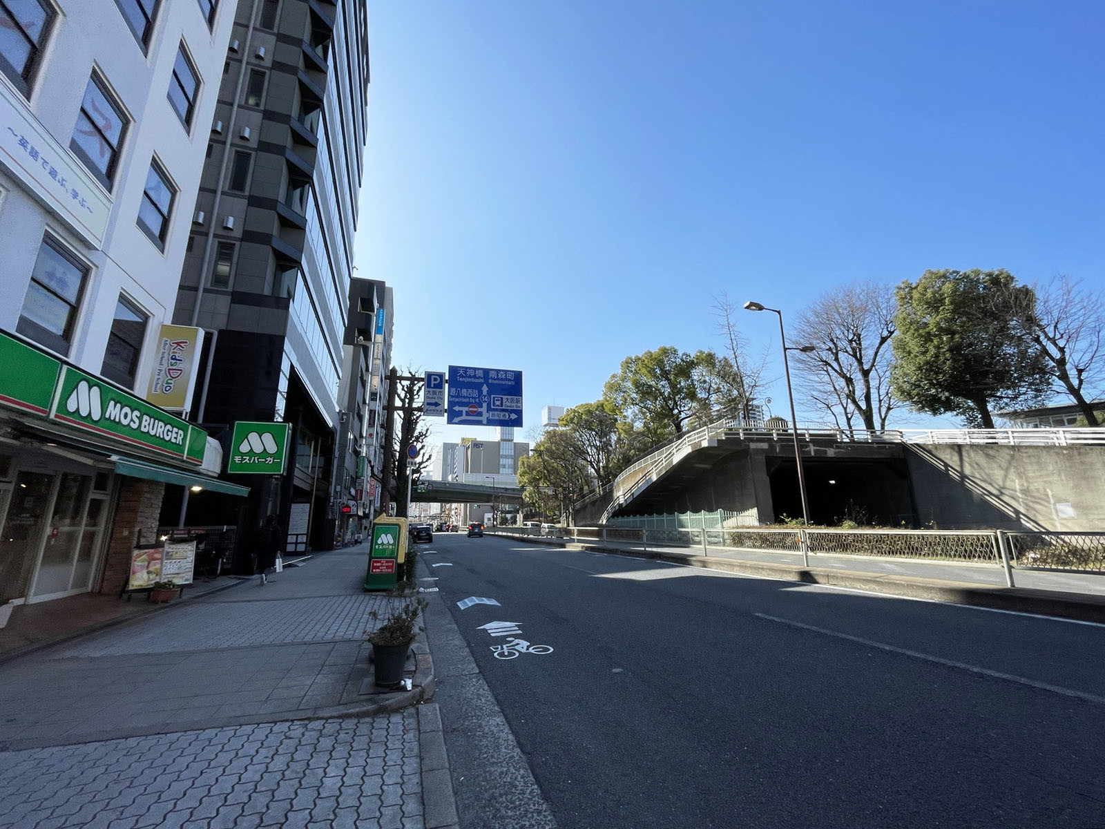天4 扇町駅前前面の通り