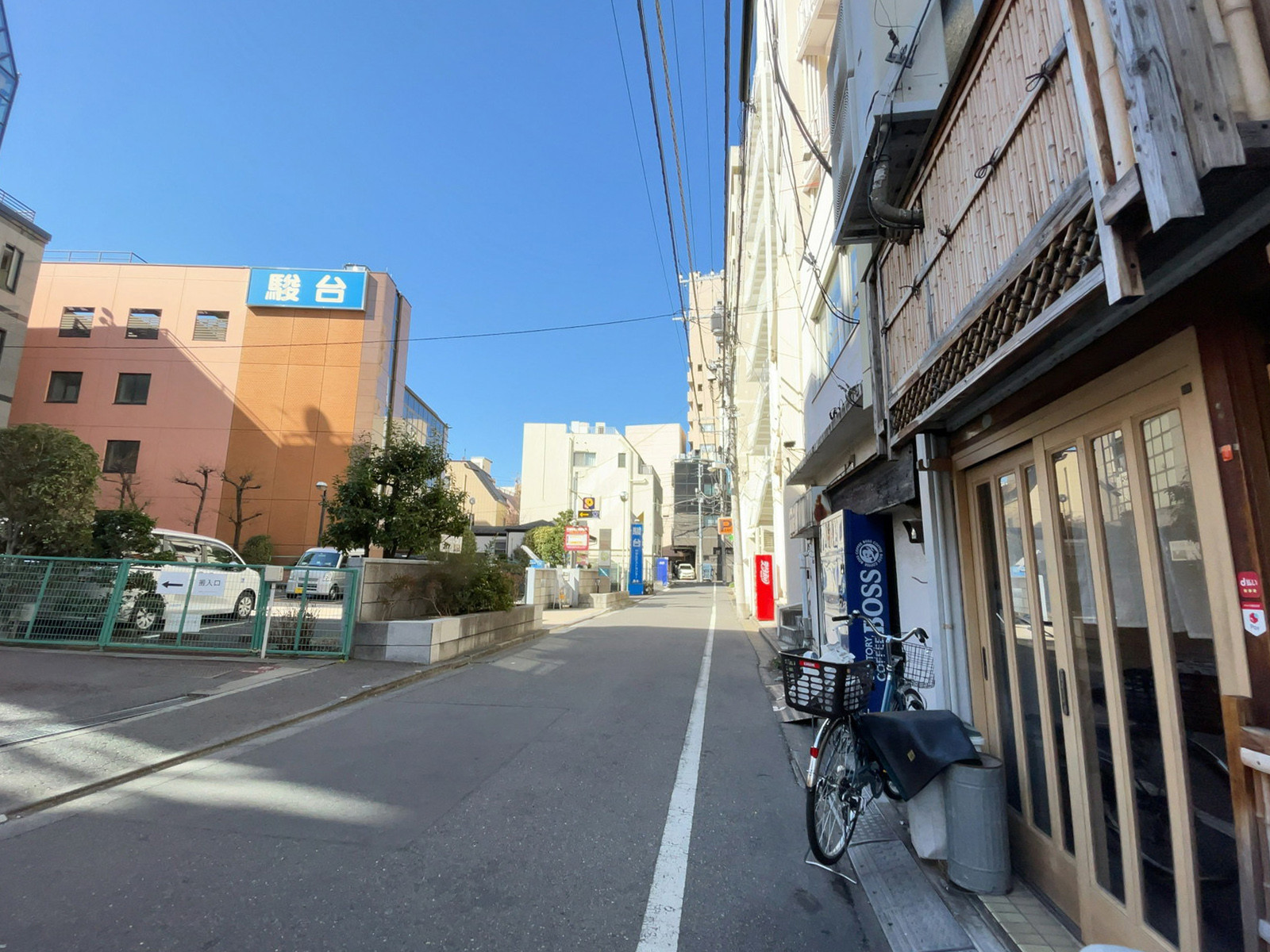 フランセビル前面の通り