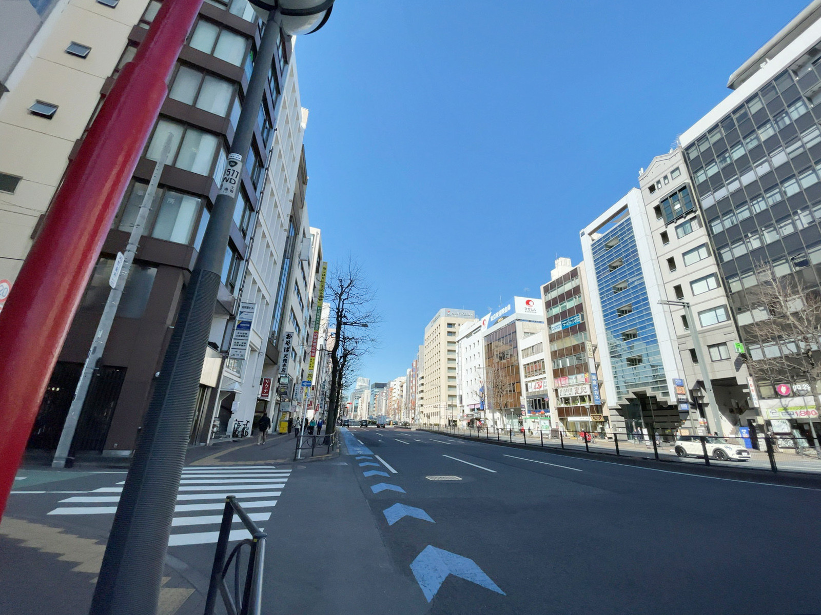 伊藤ビル前面の新宿通り