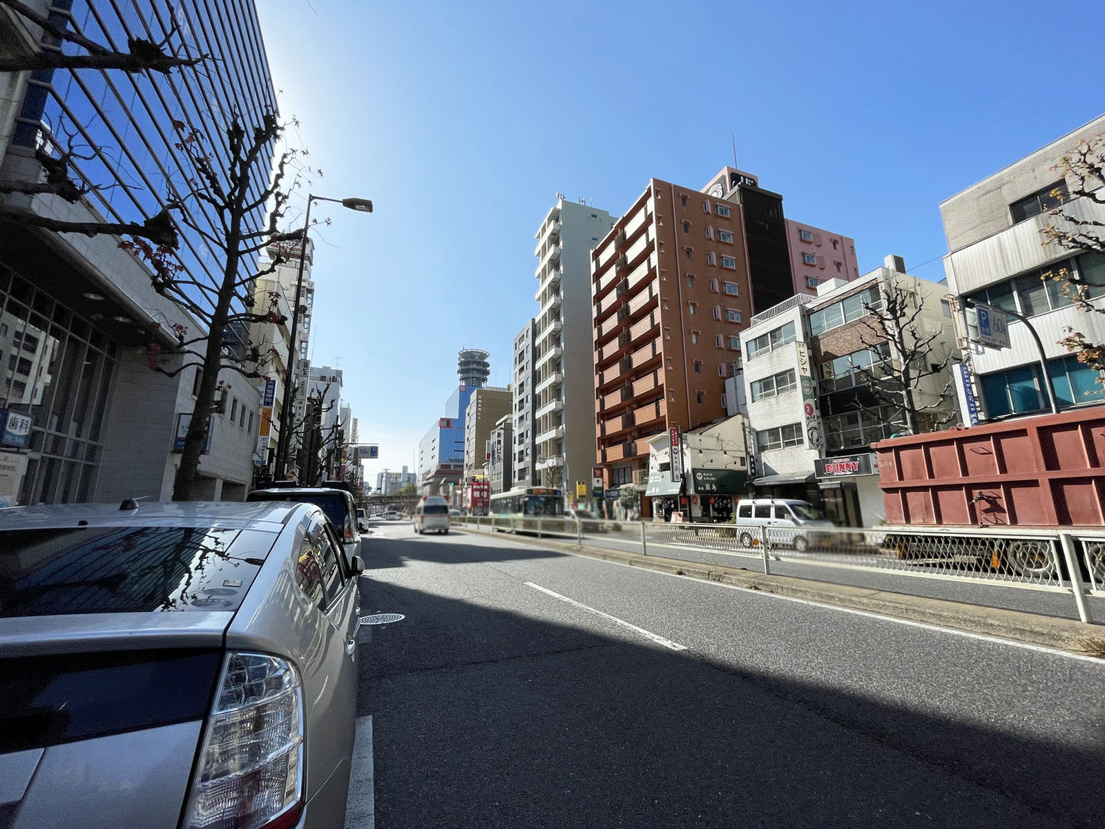 さかしん天神橋ビル前面の通り