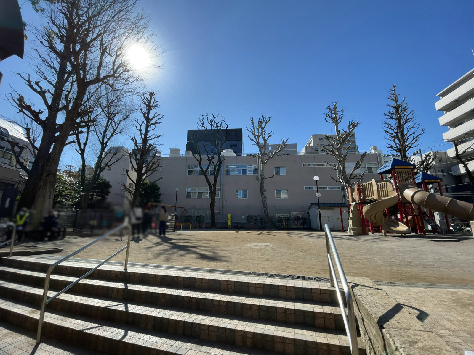 ビル前の新宿区立三栄公園