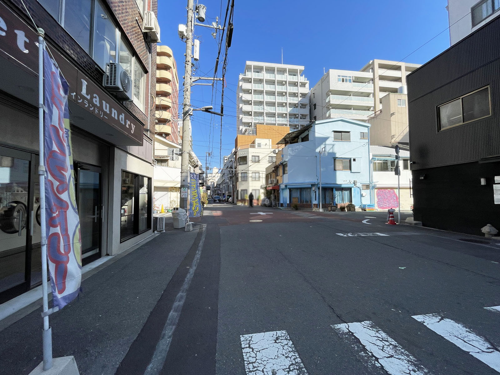 黒門市場日本橋ビル前面の通り
