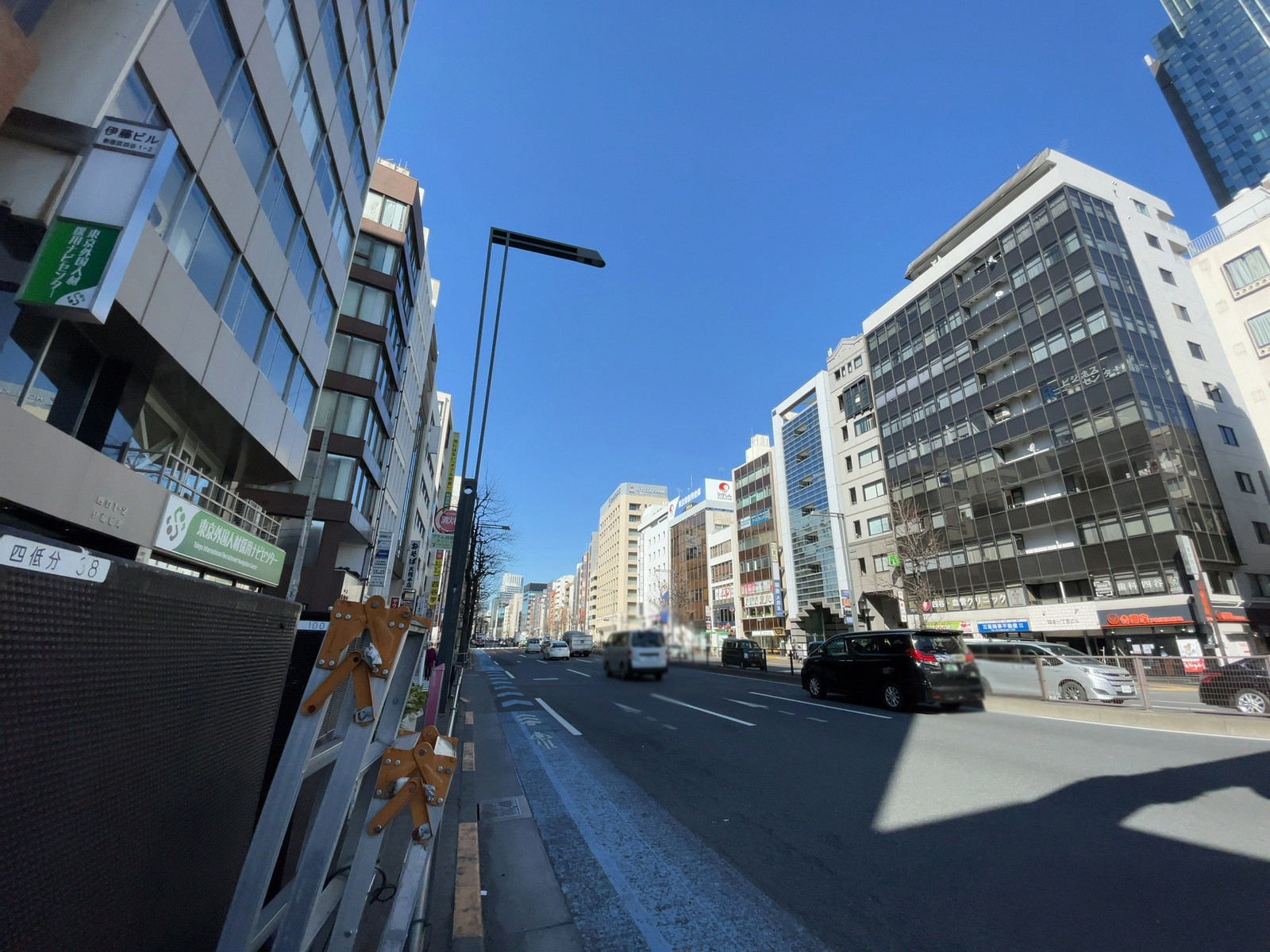 三浜ビル前面の新宿通り