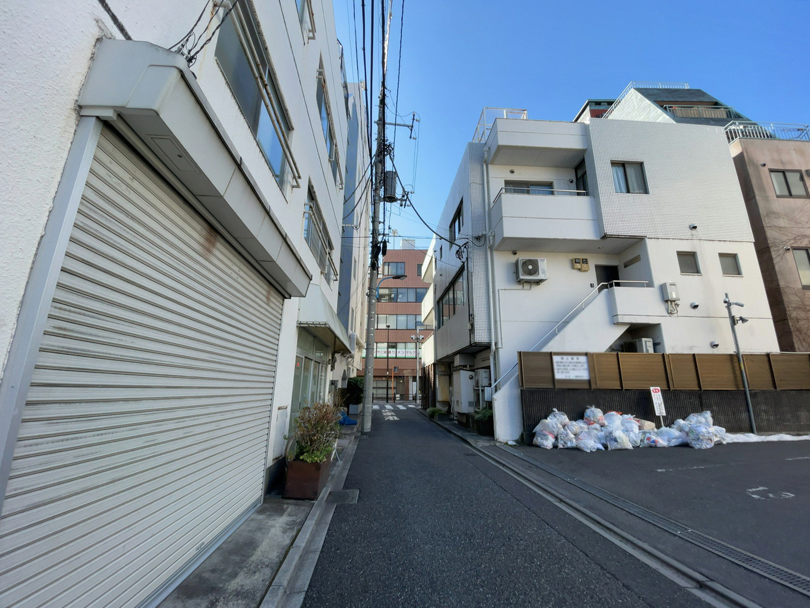 アークブランシェ四谷前面の通り