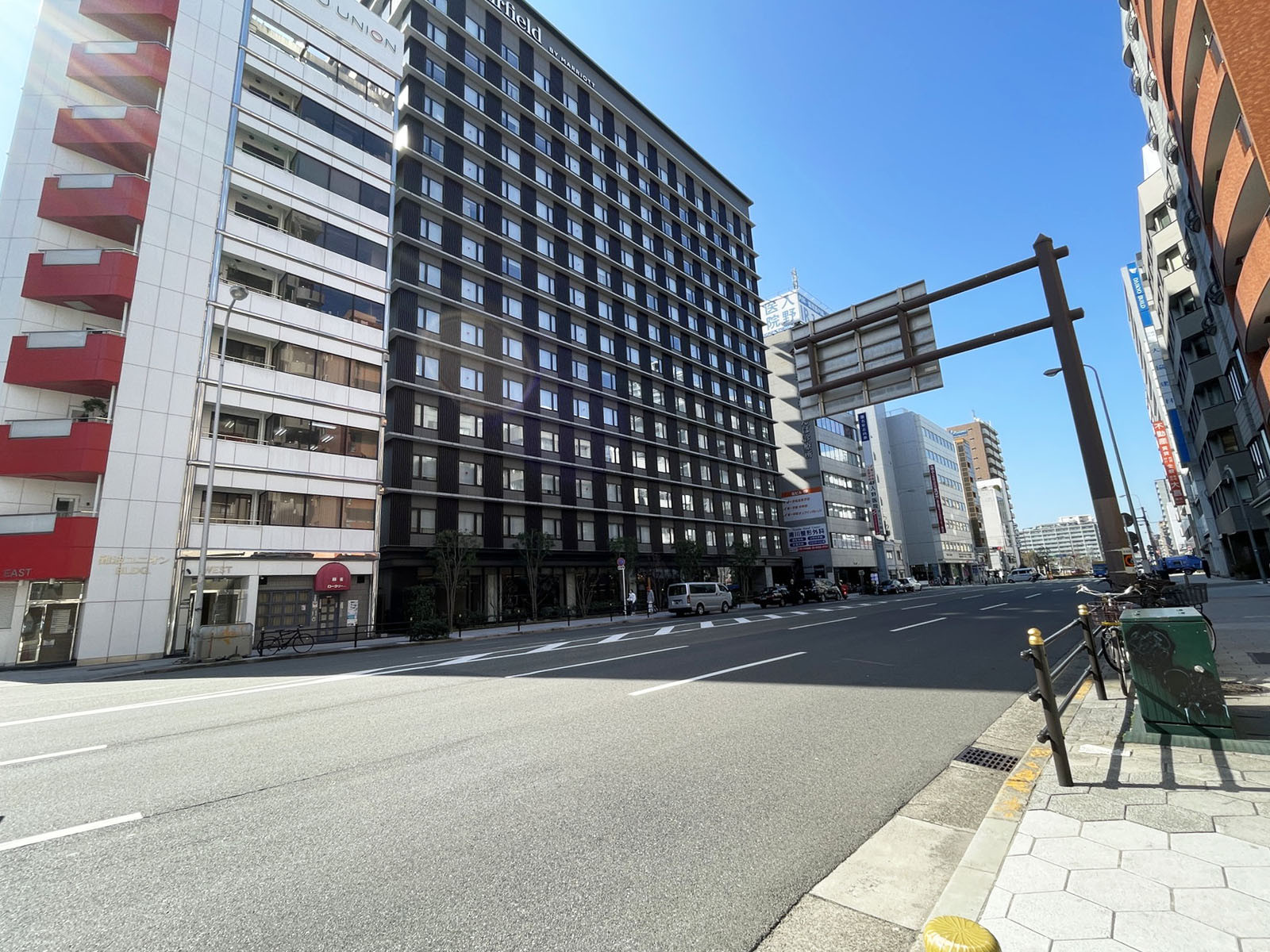 難波ユニオンビル西館前面の通り