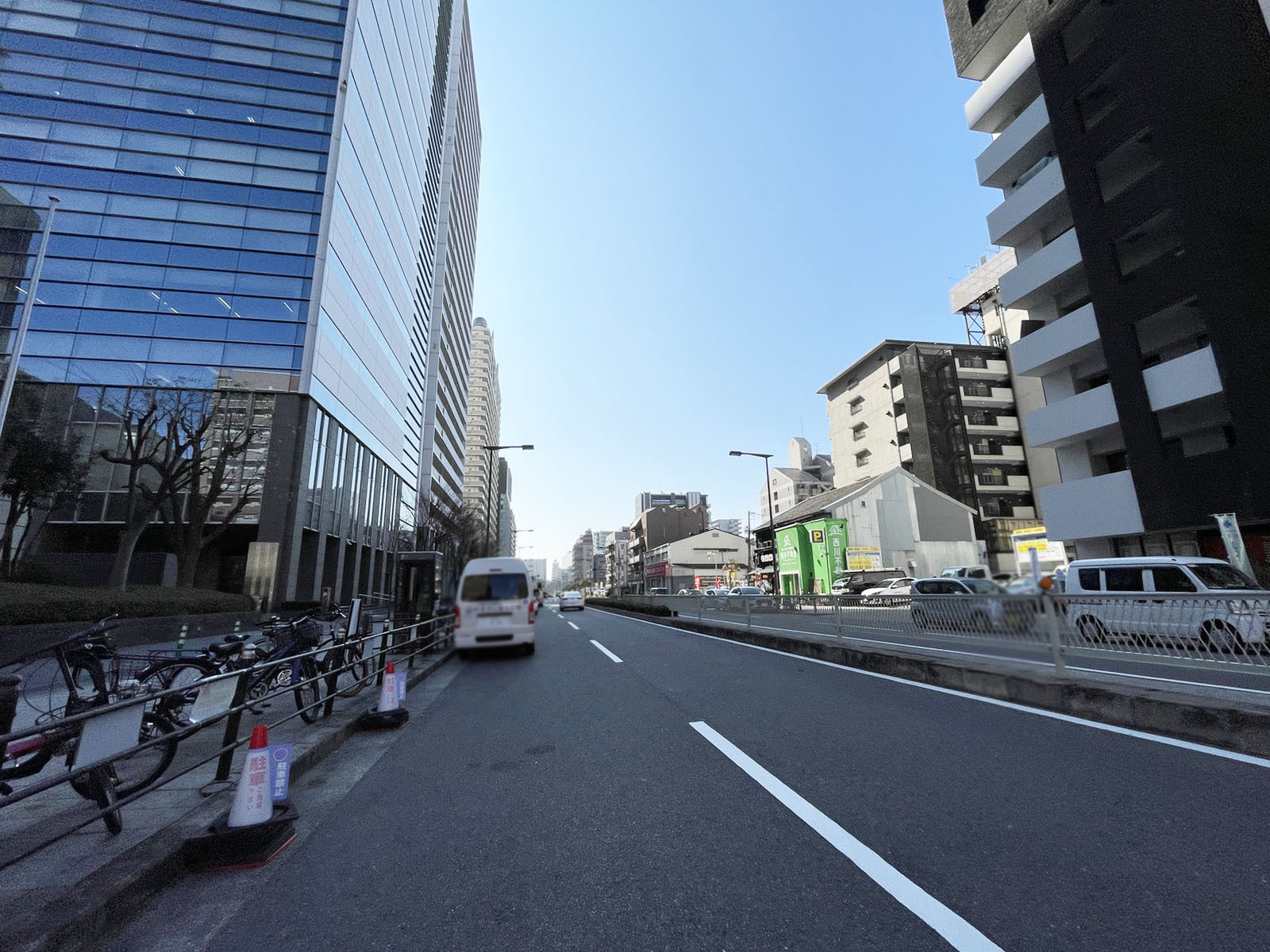 近鉄新難波ビル前面の通り