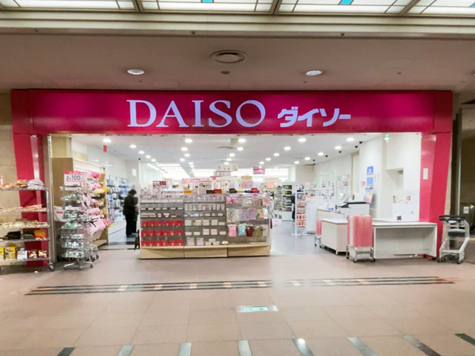隣のダイソー なんばオーキャット店
