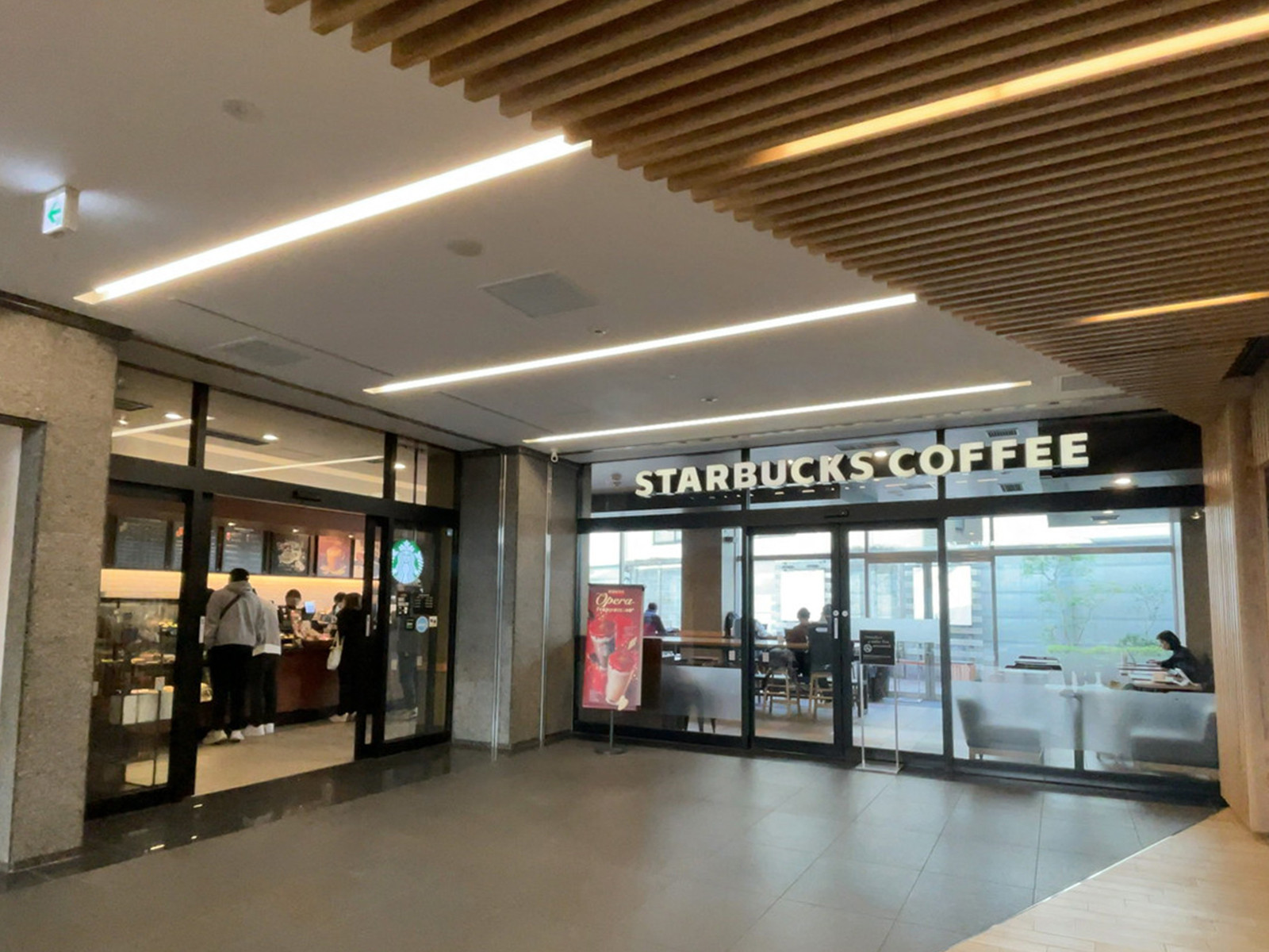 徒歩2分のスターバックスコーヒー神宮前6丁目店