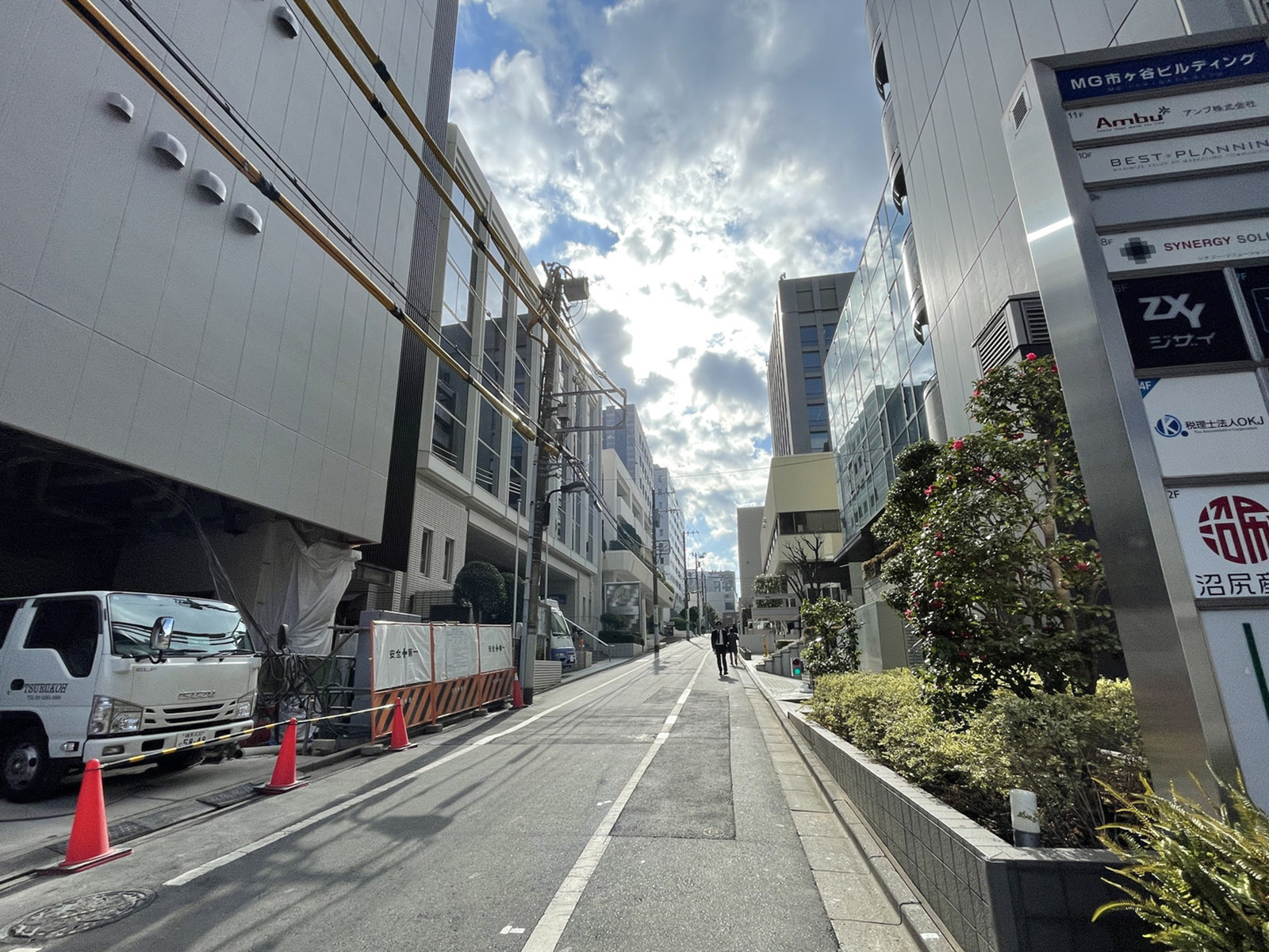 MG市ヶ谷ビルディング前面の通り