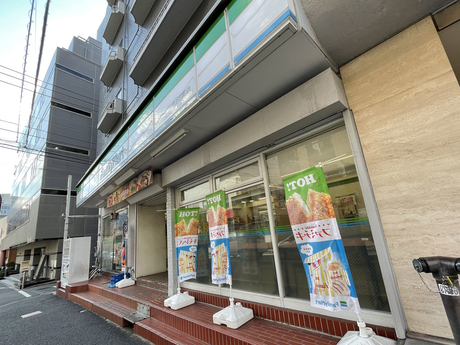 徒歩1分のファミリーマート市谷田町店