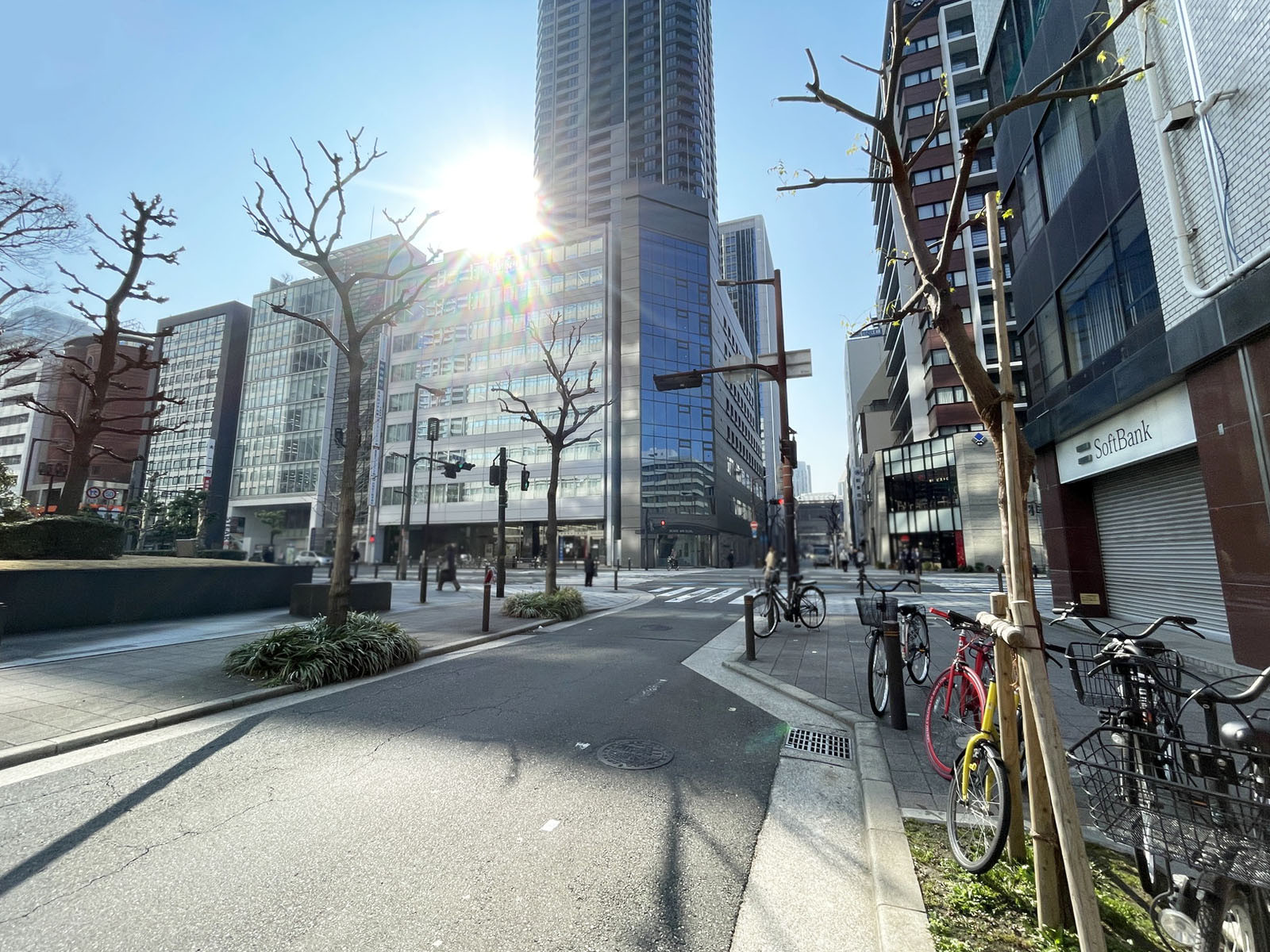 イワタニ第四ビル前面の通り