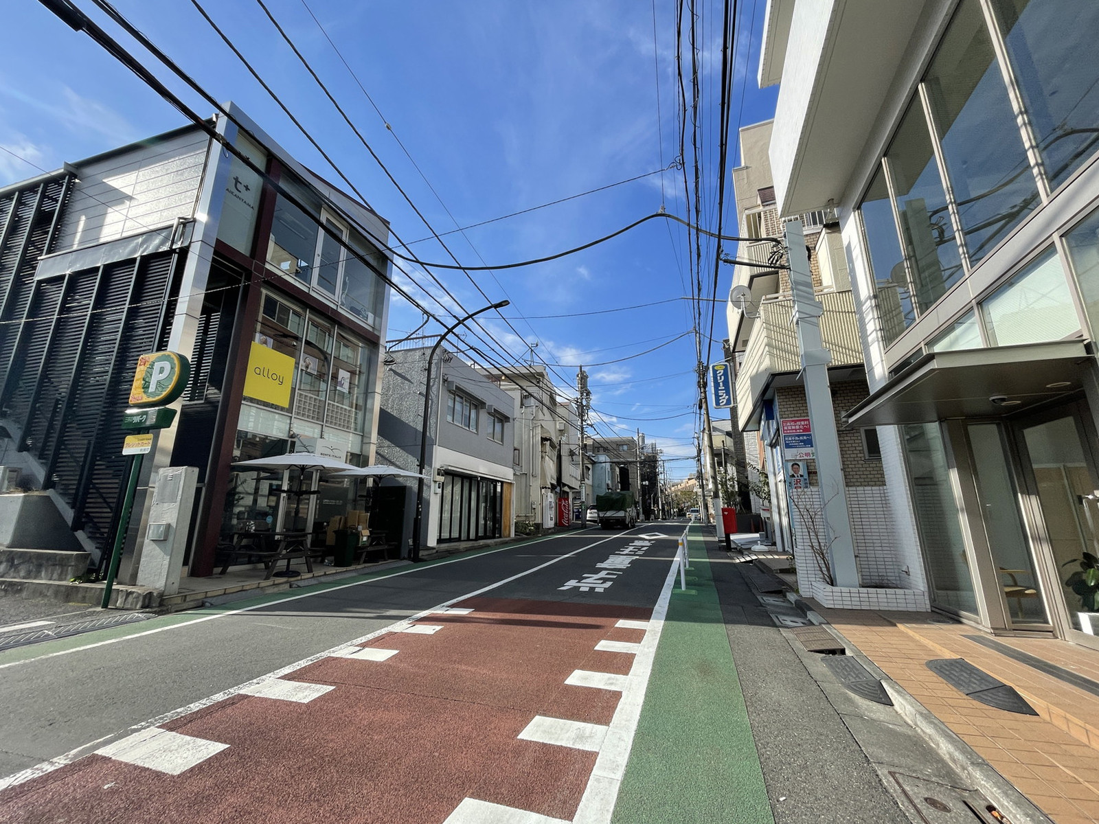 ヴィラ・ロイヤル代官山前面の通り