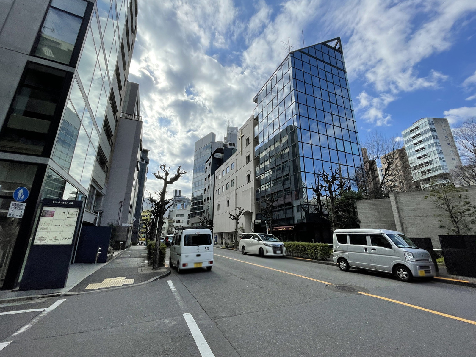 UNパークビル前面の通り