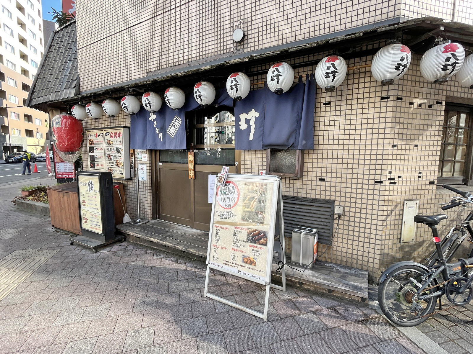 向かいの通りの元祖やきとり串八珍 岩本町店