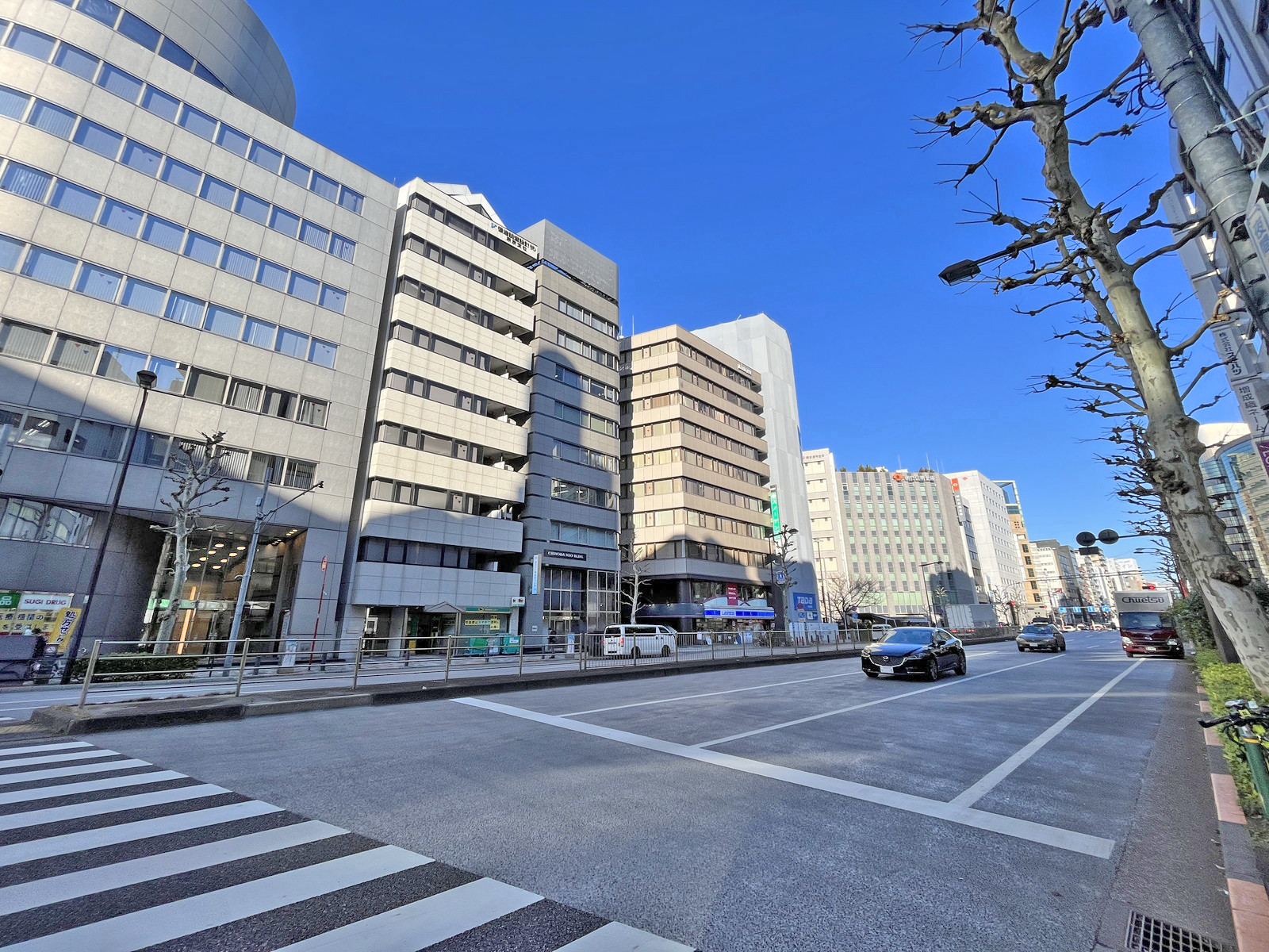 合人社東京秋葉原ビル前面の靖国通り