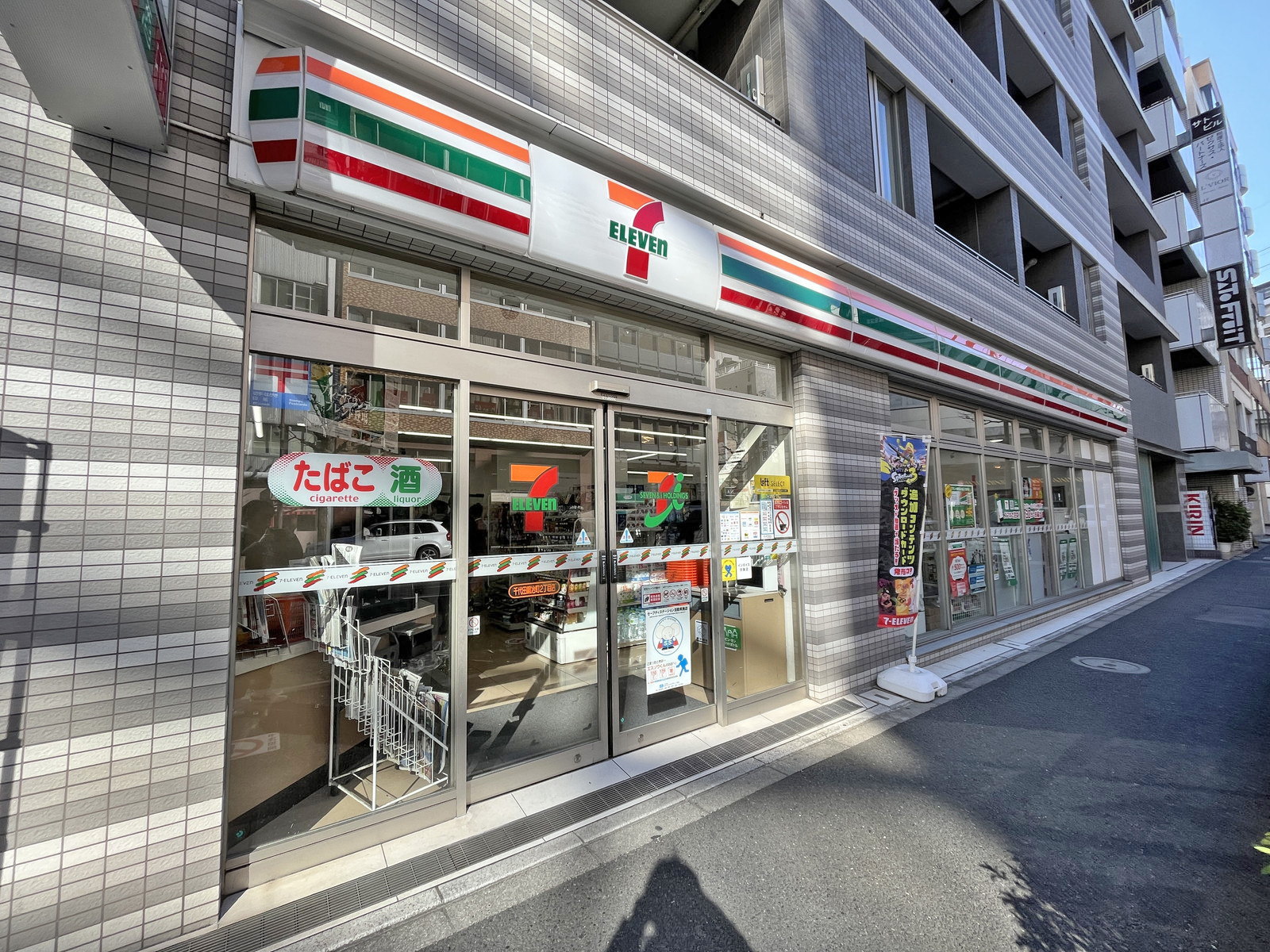 向かいの通りのセブンイレブン千代田鍛冶町二丁目店
