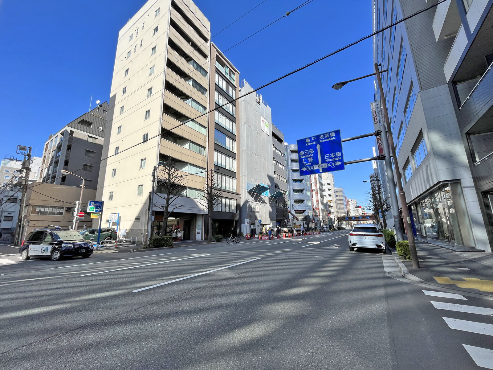 松﨑ビル前面の神田平成通り