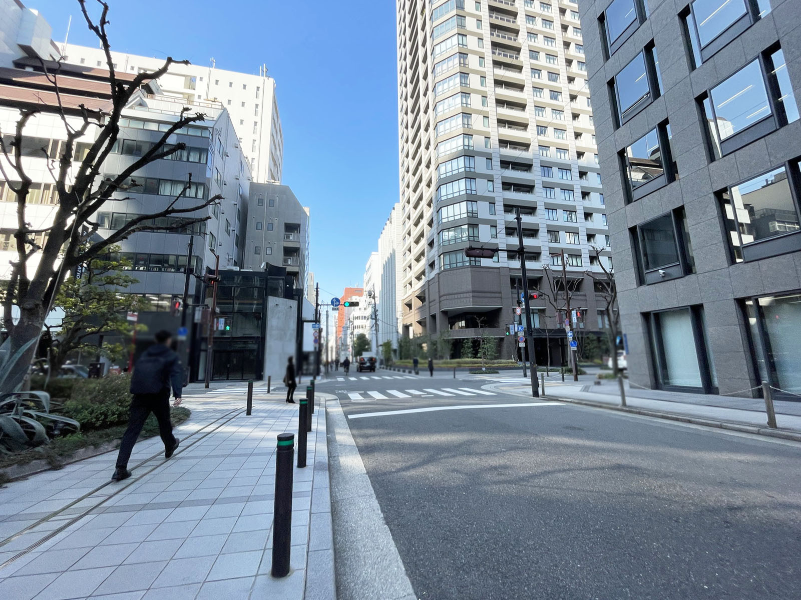 ミラータワービル前面の通り