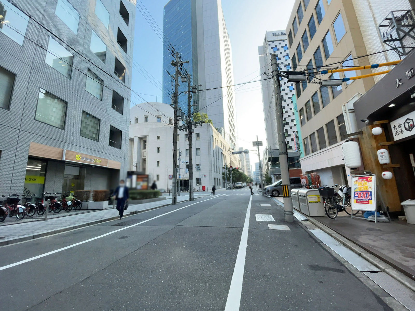 入商八木ビル前面の通り