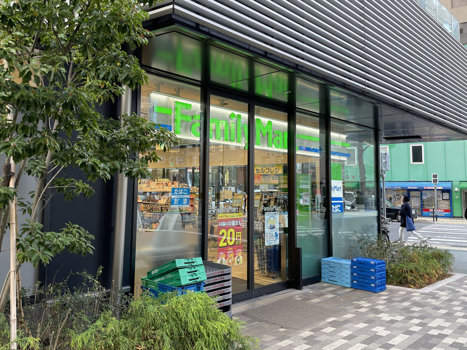 至近のファミリーマート ザロイヤルパークキャンバス大阪店