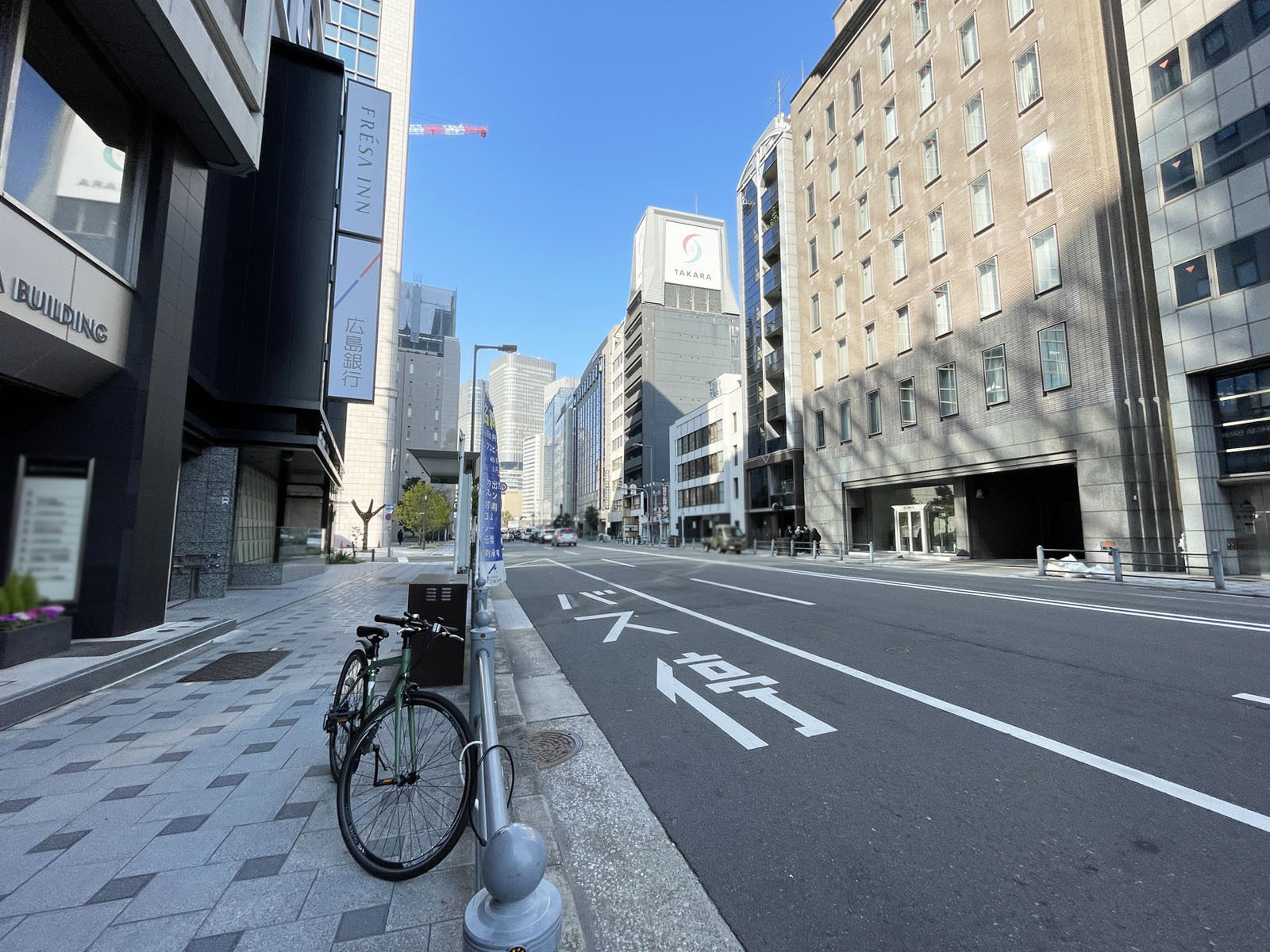 京阪淀屋橋ビル前面の通り