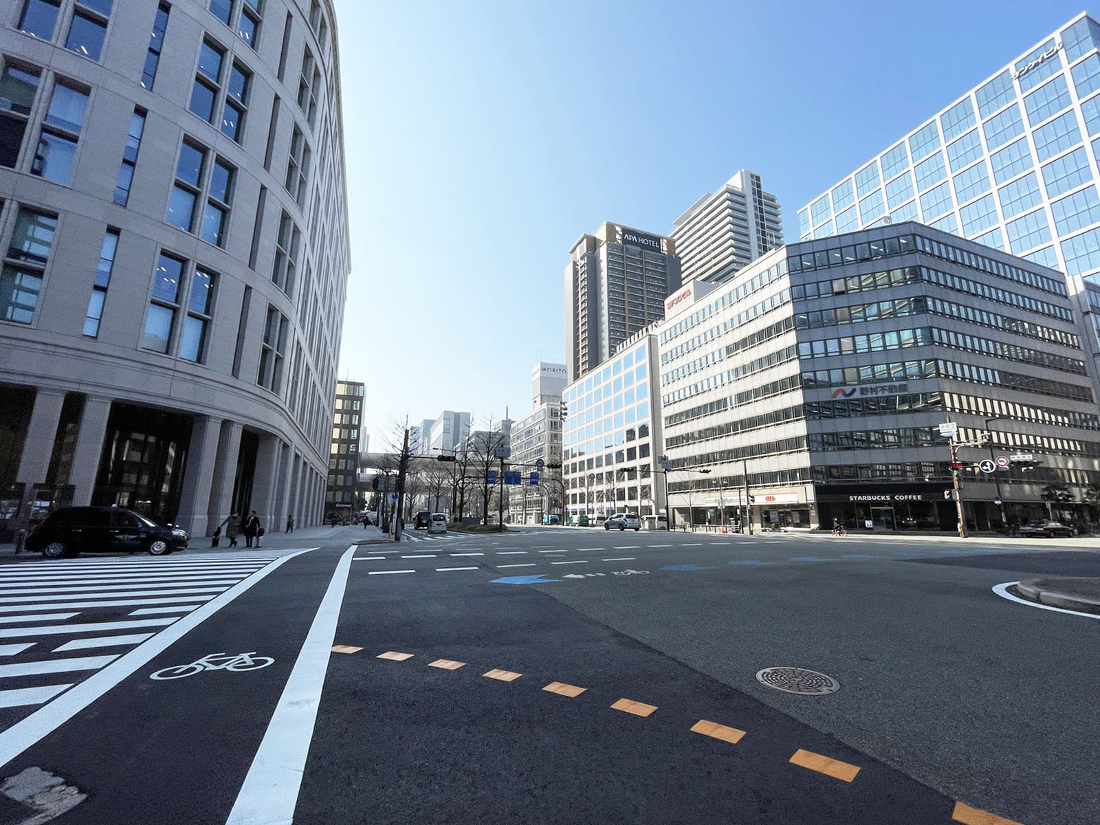 御堂筋本町ビル前面の通り