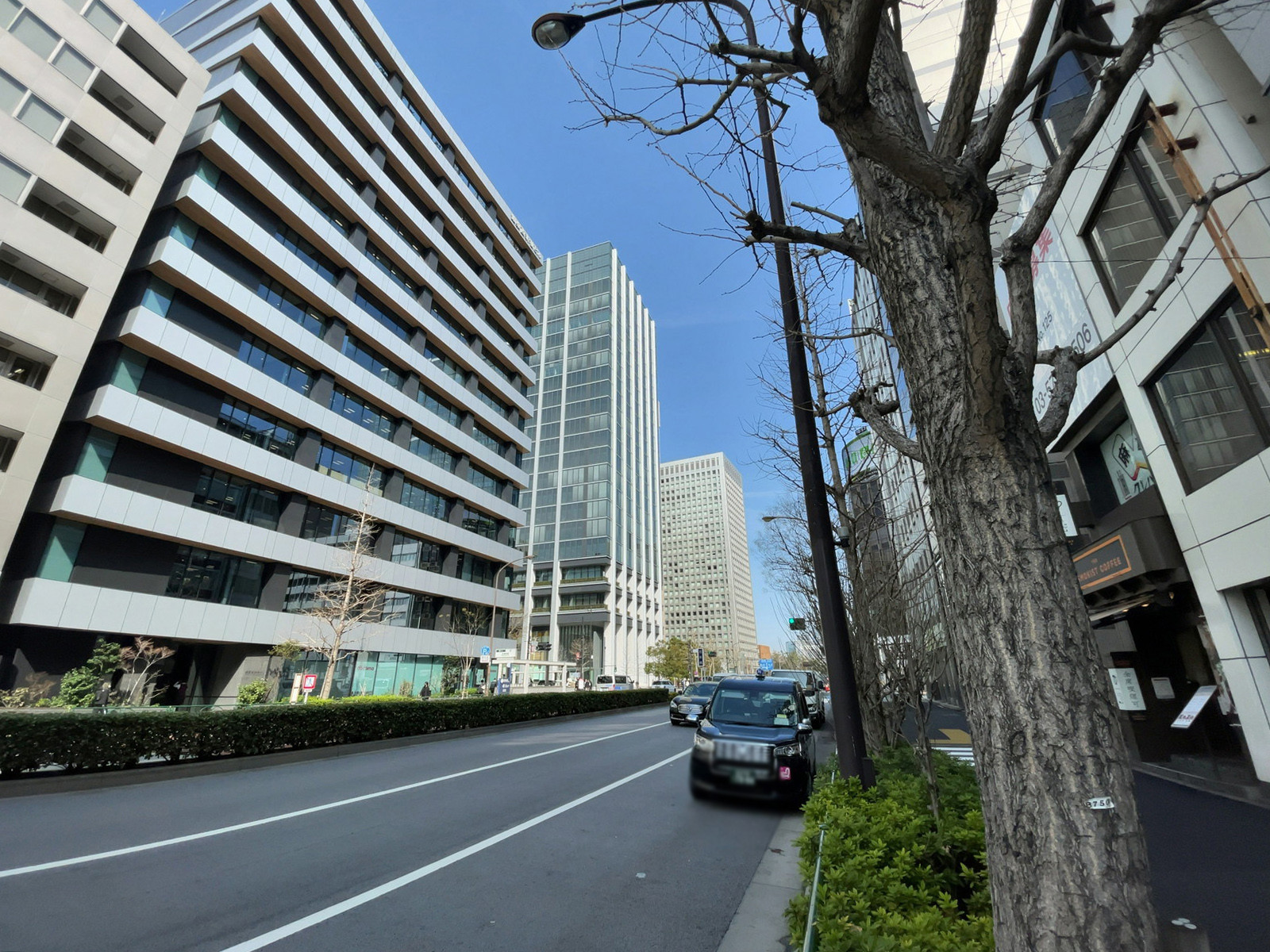 KDX新橋ビル前面の日比谷通り
