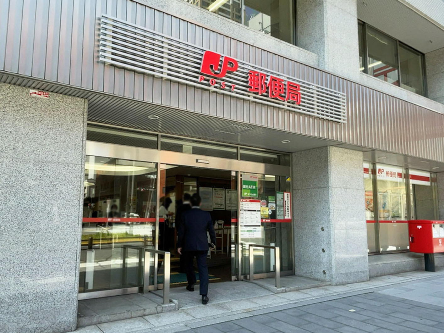 近くの御堂筋本町郵便局
