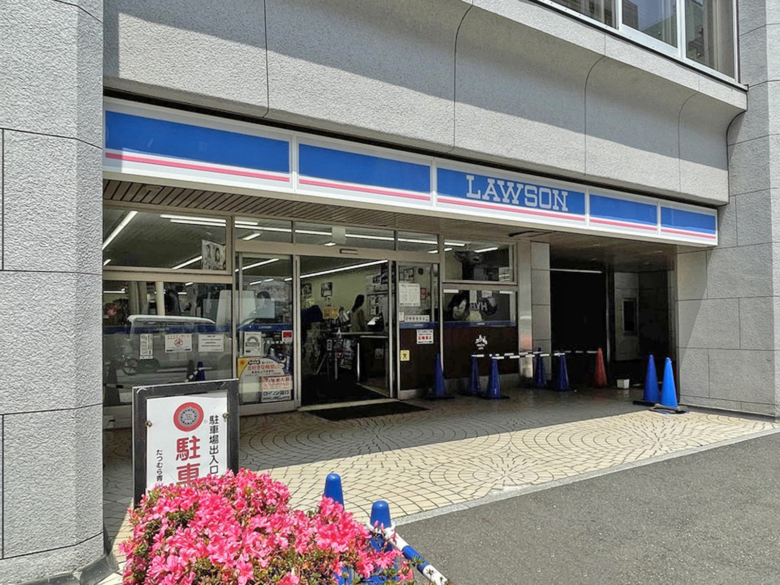 徒歩1分のローソン青山骨董通店