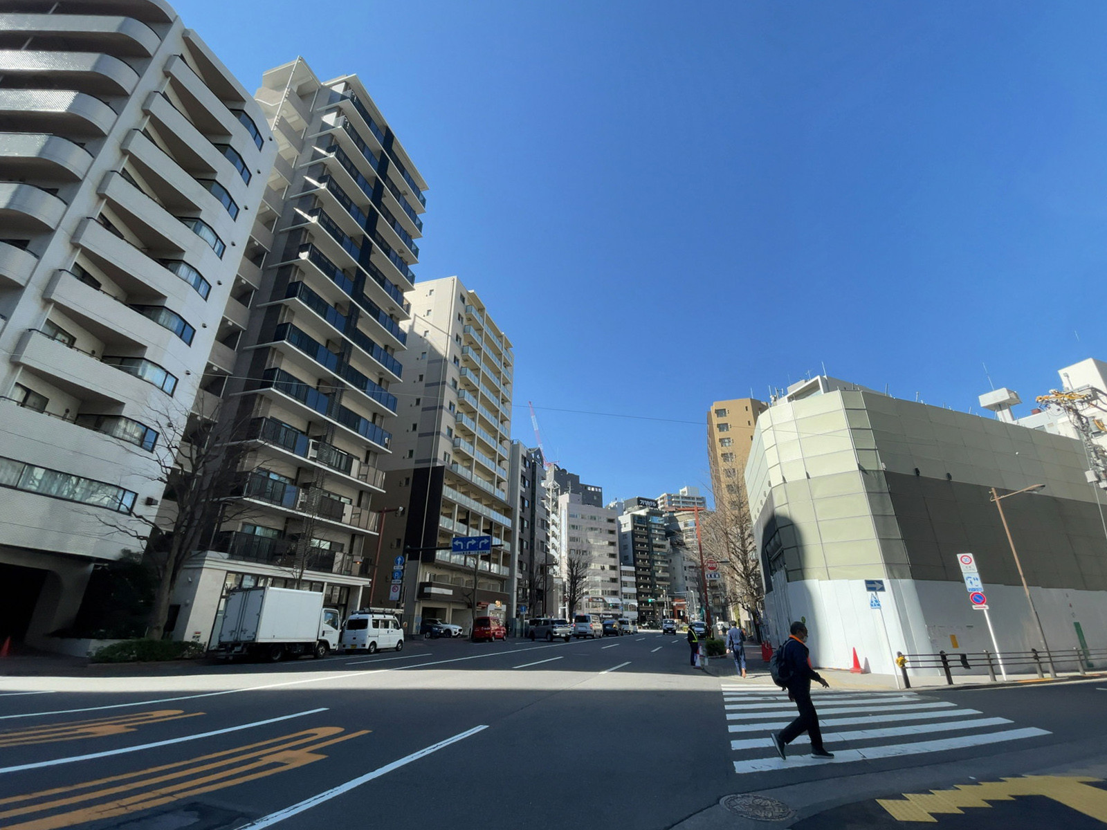 S-Glanz KUDAN BLD.前面の専大通り