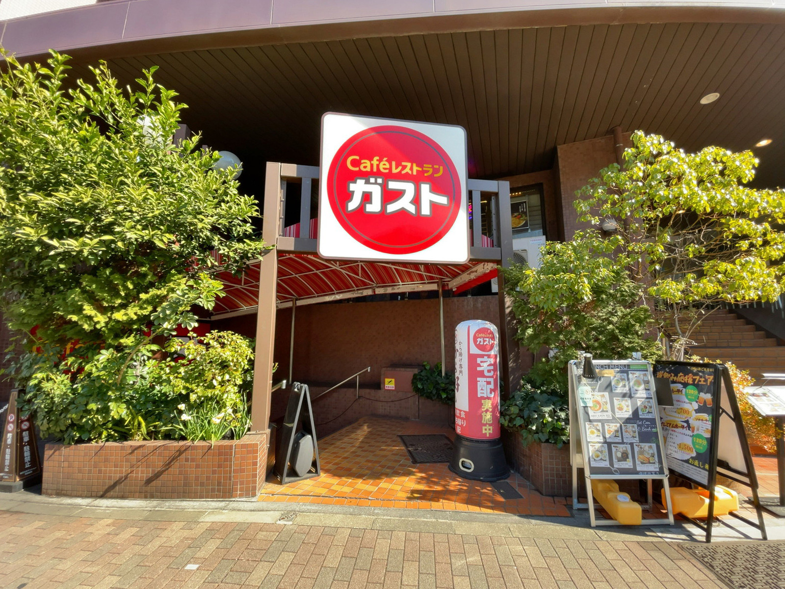 徒歩2分のガスト 九段下店