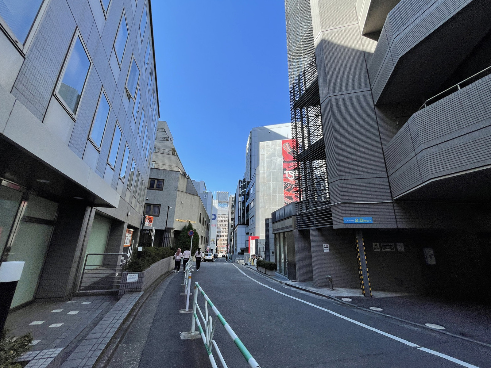 全国婦人会館前面の通り