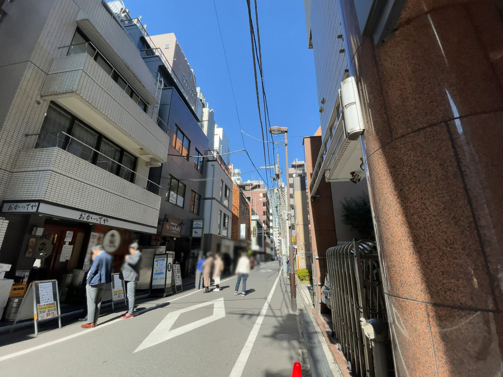フナトビル前面の通り