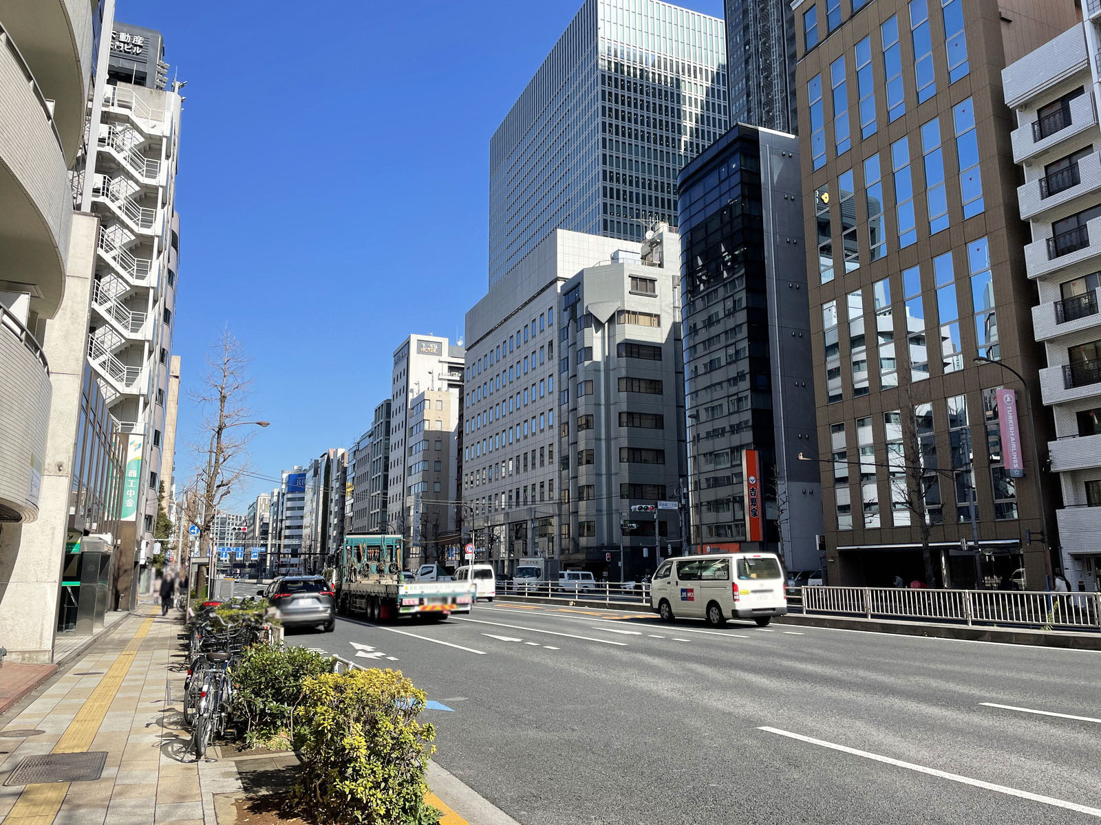 HF浜松町ビルディング前面の第一京浜