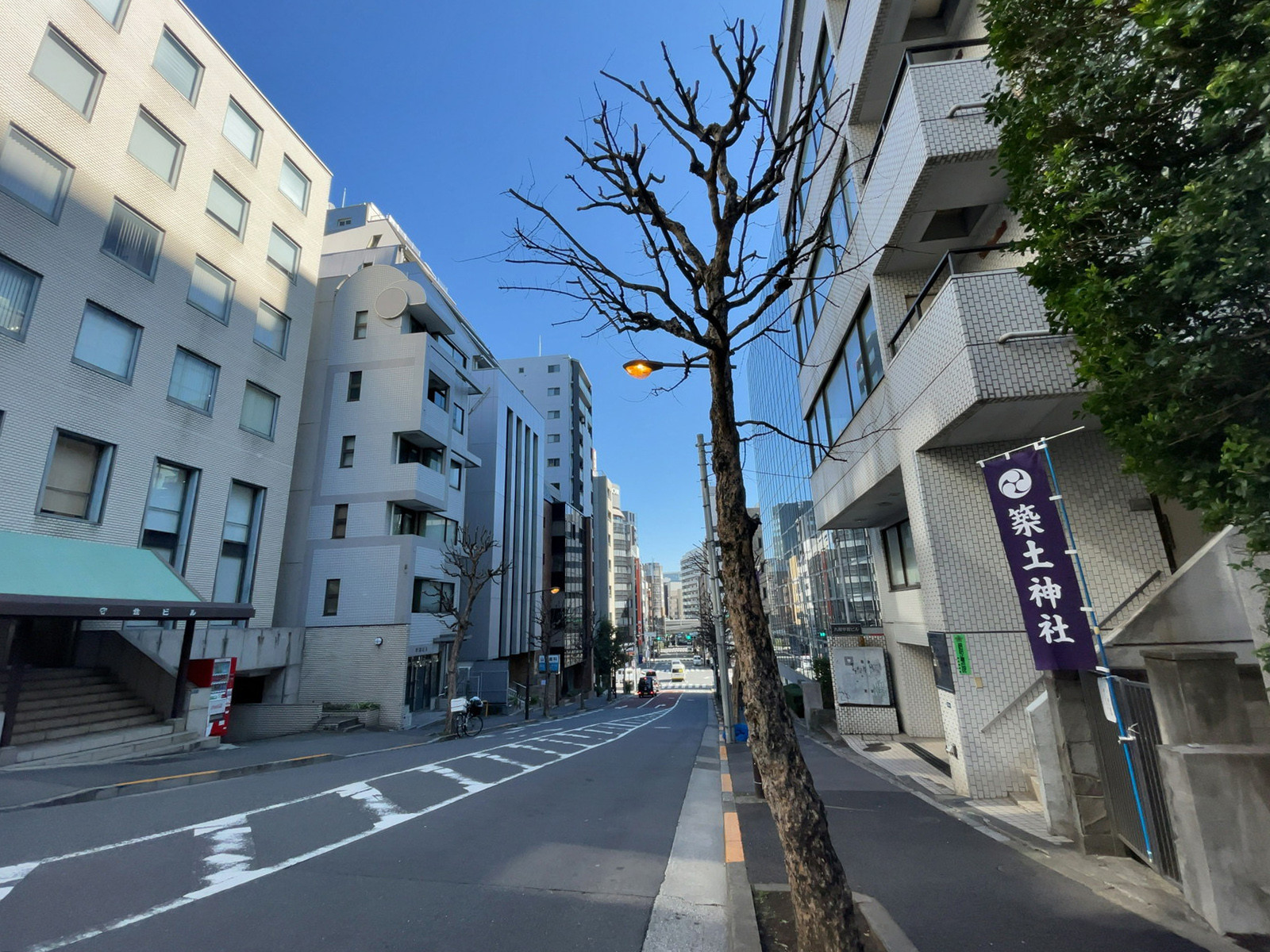 九段アイレックスビル前面の中坂