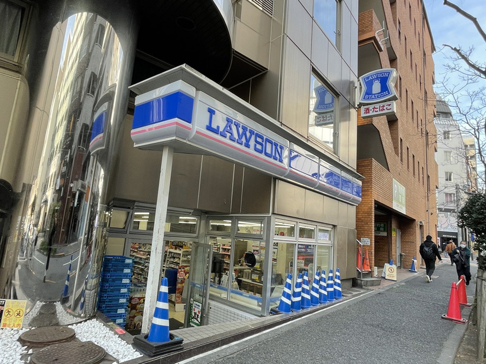 徒歩2分のローソン新宿三丁目駅前店
