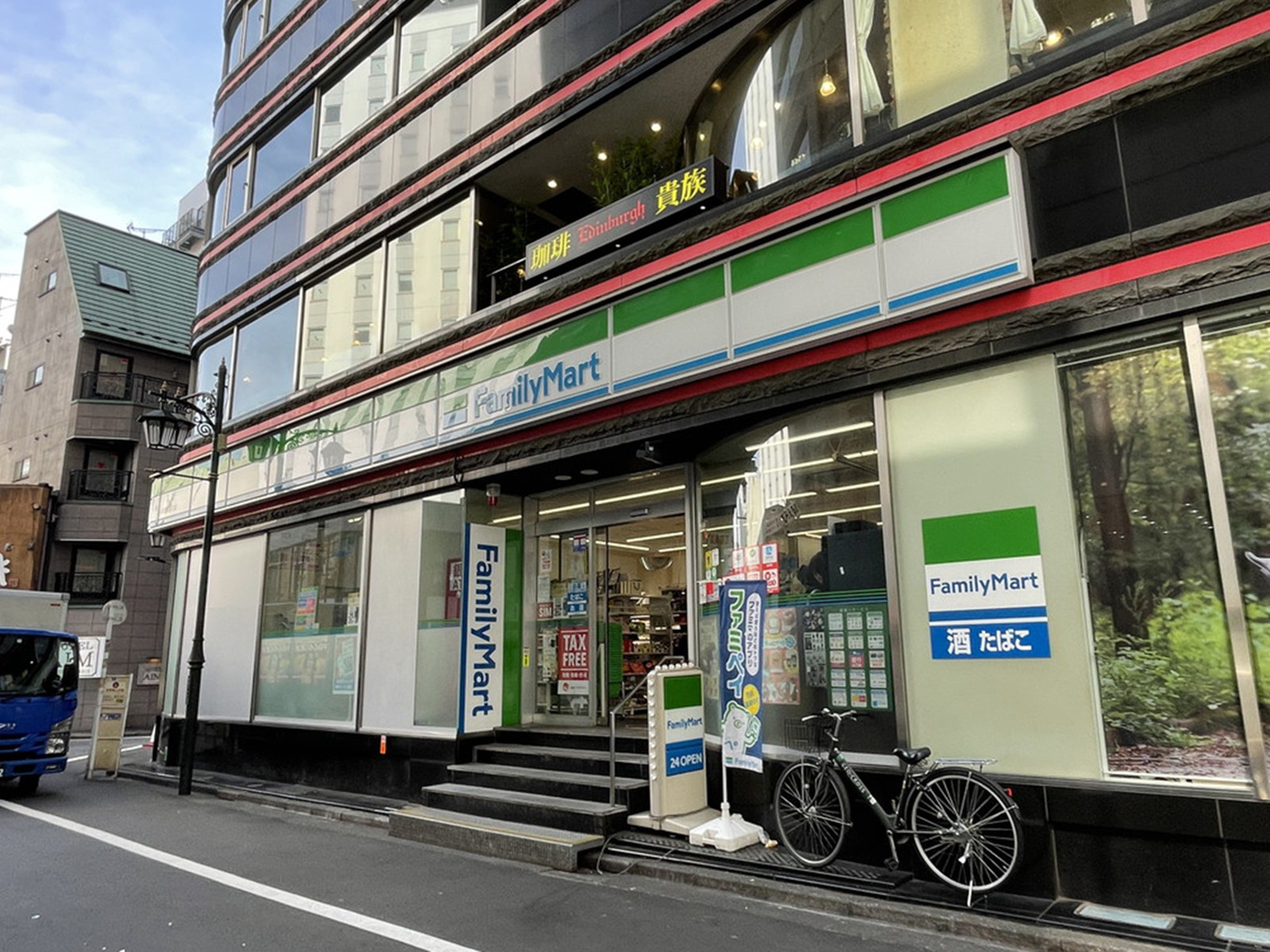 徒歩1分のファミリーマート新宿要通り店
