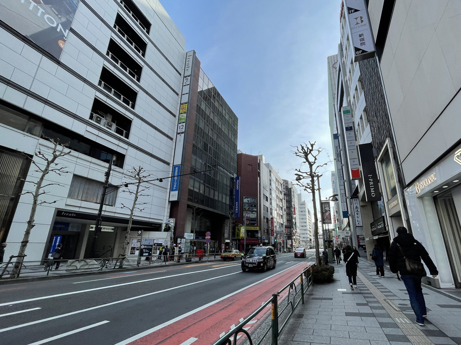 京王新宿三丁目第ニビル前面の通り