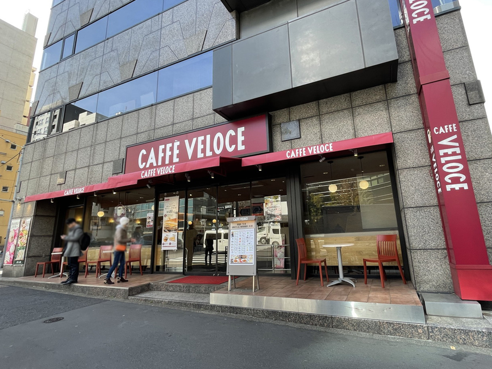 徒歩1分のカフェ・ベローチェ新宿1丁目北店
