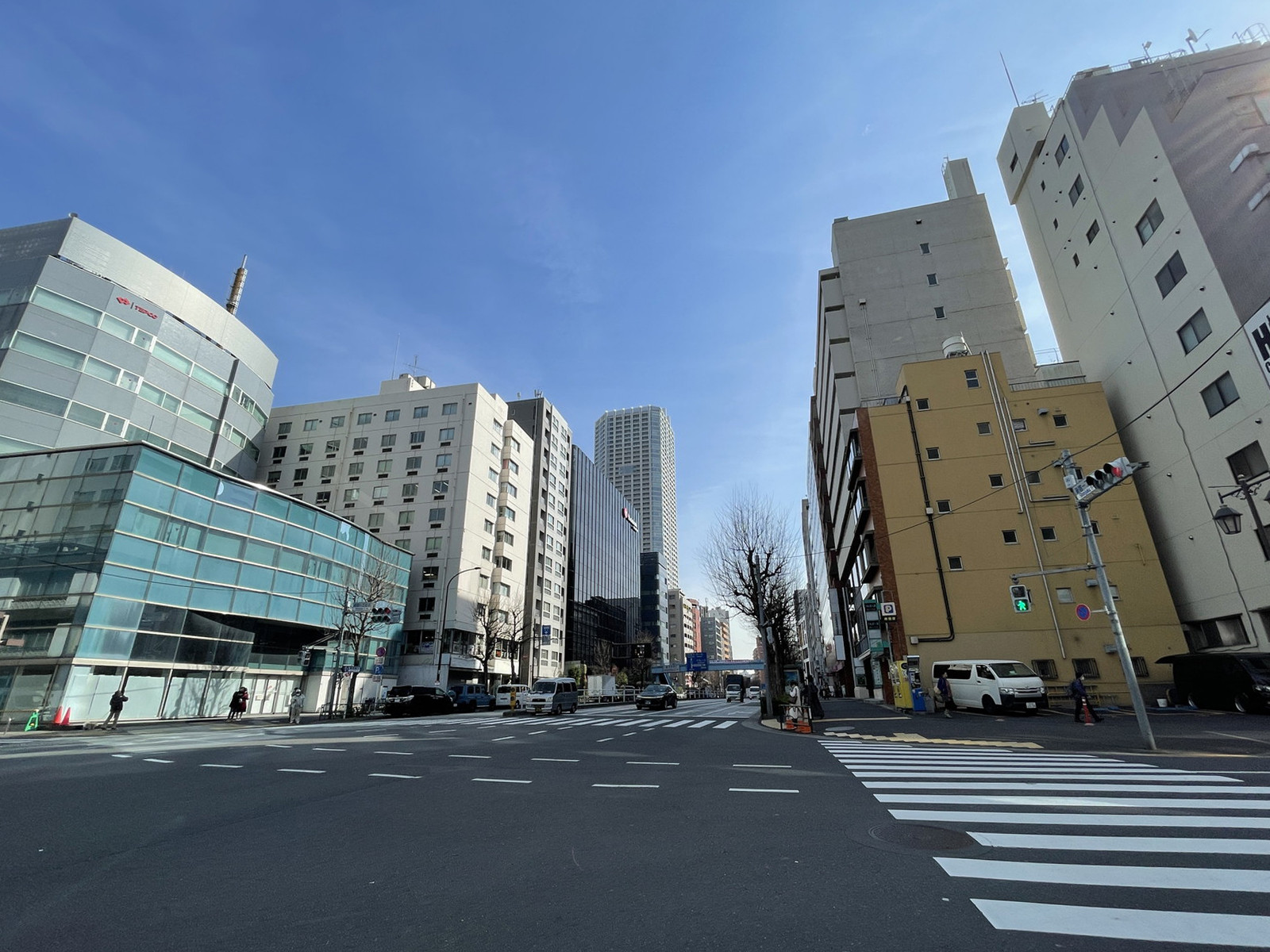 新宿やわらぎビル前面の通り