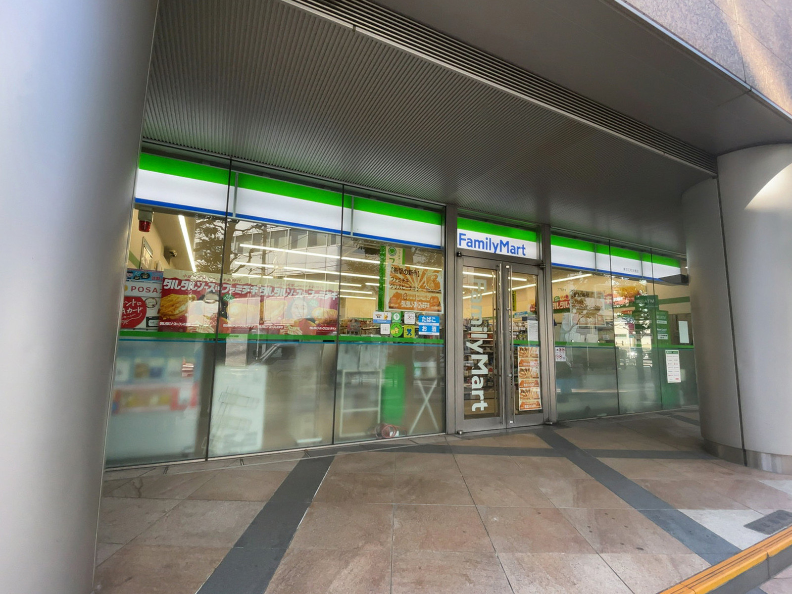 徒歩1分のファミリーマート 東京区政会館店