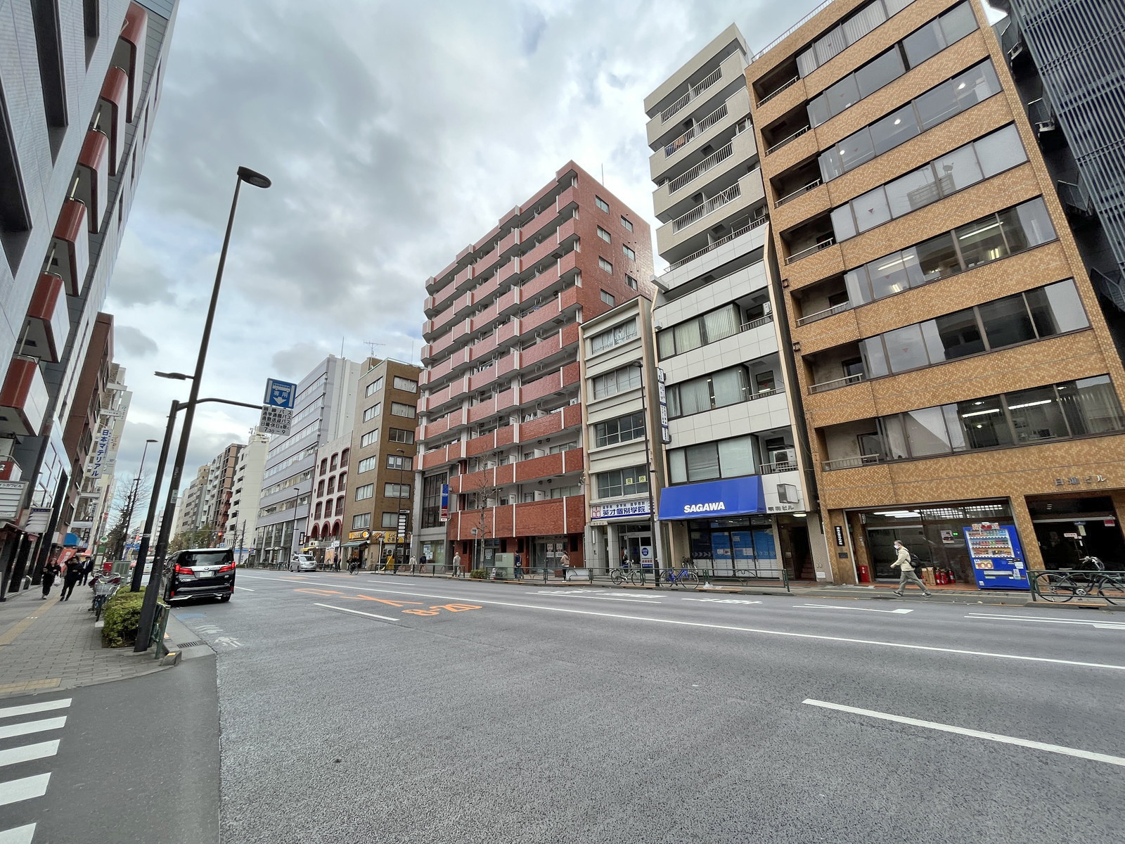 SKビル前面の春日通り