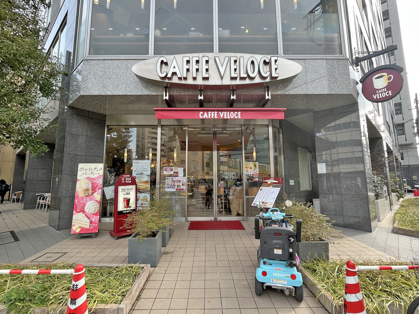 向かいの通りのベローチェ稲荷町店