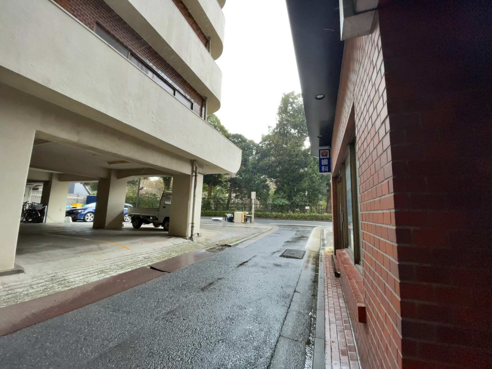 栄幸ビル前面の通り