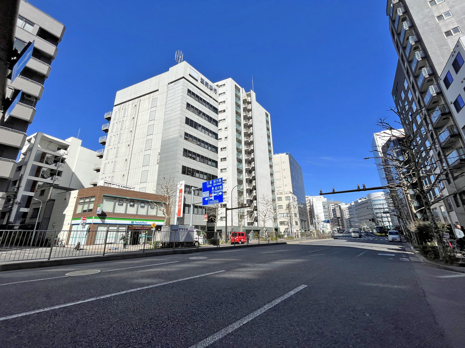築地中央ビル前面の新大橋通り